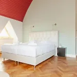 Villa 10p 4b With Pool And Sauna In *