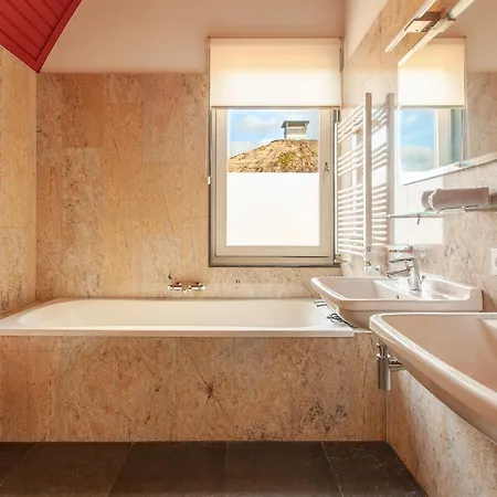 Luxe With Pool And Sauna In